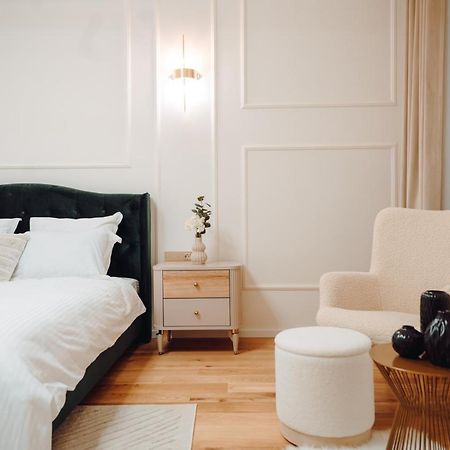 Fabulous And Fancy City Center Designer Apartment Cluj-Napoca Esterno foto
