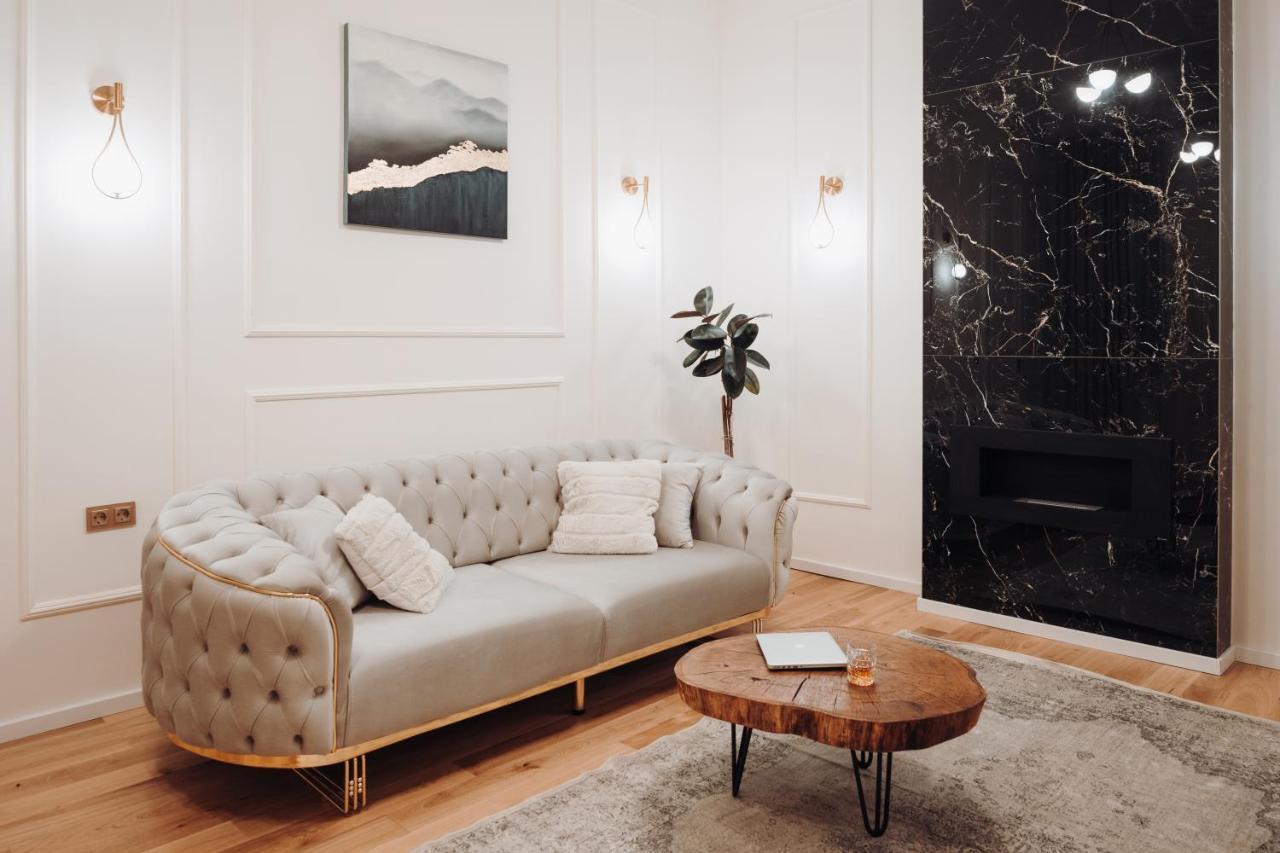 Fabulous And Fancy City Center Designer Apartment Cluj-Napoca Esterno foto
