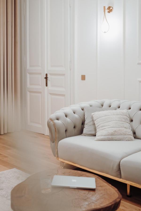 Fabulous And Fancy City Center Designer Apartment Cluj-Napoca Esterno foto