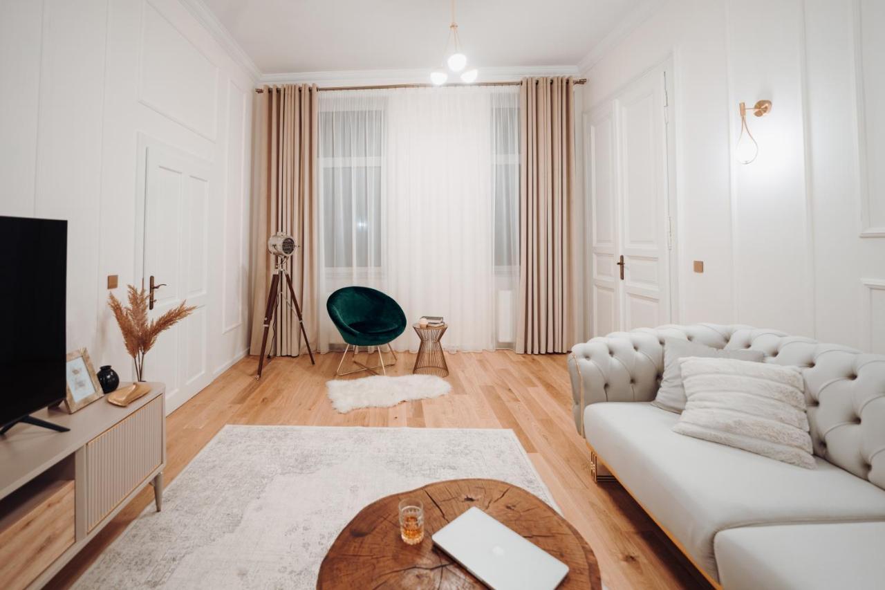 Fabulous And Fancy City Center Designer Apartment Cluj-Napoca Esterno foto