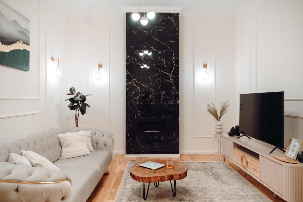 Fabulous And Fancy City Center Designer Apartment Cluj-Napoca Esterno foto