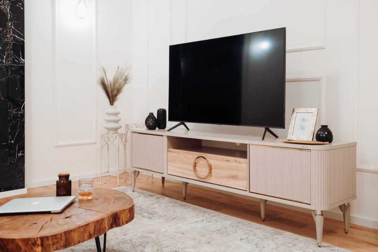 Fabulous And Fancy City Center Designer Apartment Cluj-Napoca Esterno foto