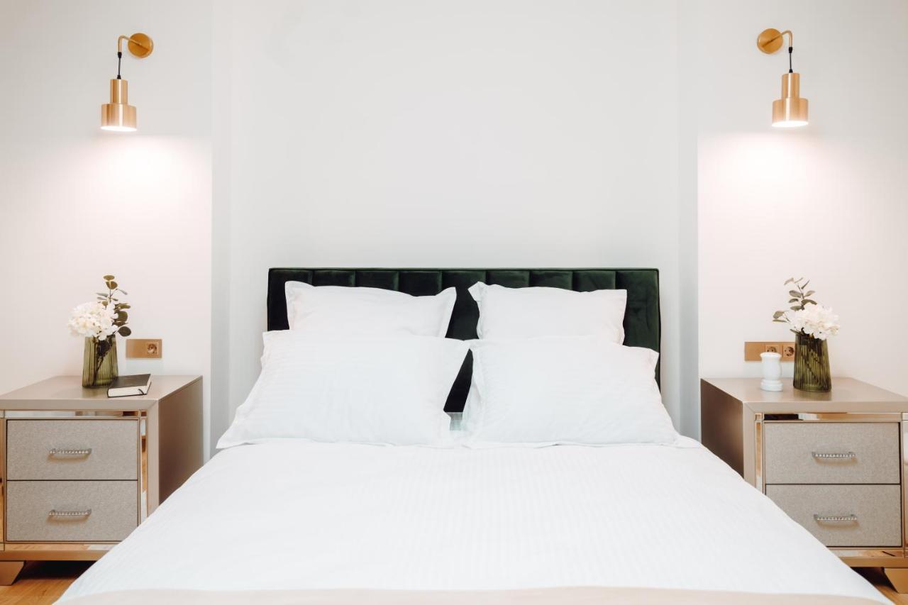 Fabulous And Fancy City Center Designer Apartment Cluj-Napoca Esterno foto