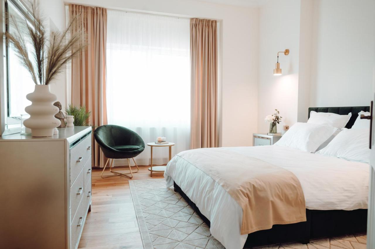 Fabulous And Fancy City Center Designer Apartment Cluj-Napoca Esterno foto