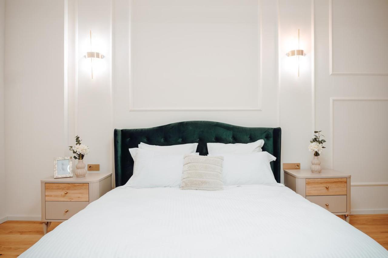 Fabulous And Fancy City Center Designer Apartment Cluj-Napoca Esterno foto