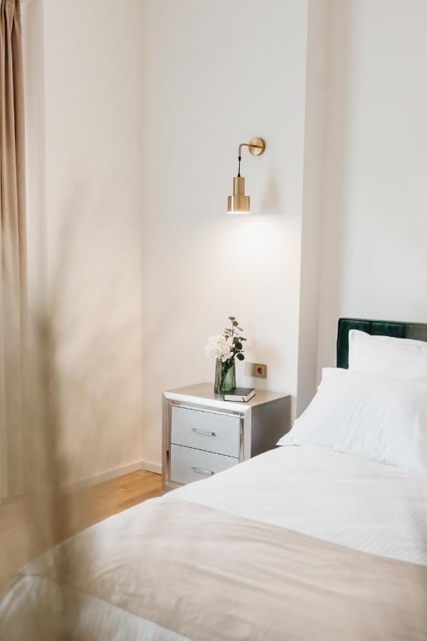 Fabulous And Fancy City Center Designer Apartment Cluj-Napoca Esterno foto