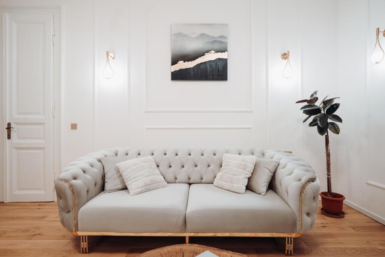 Fabulous And Fancy City Center Designer Apartment Cluj-Napoca Esterno foto