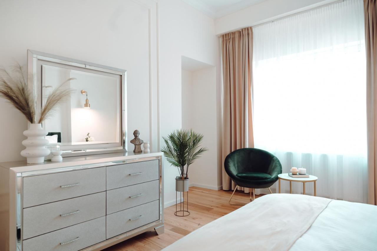 Fabulous And Fancy City Center Designer Apartment Cluj-Napoca Esterno foto