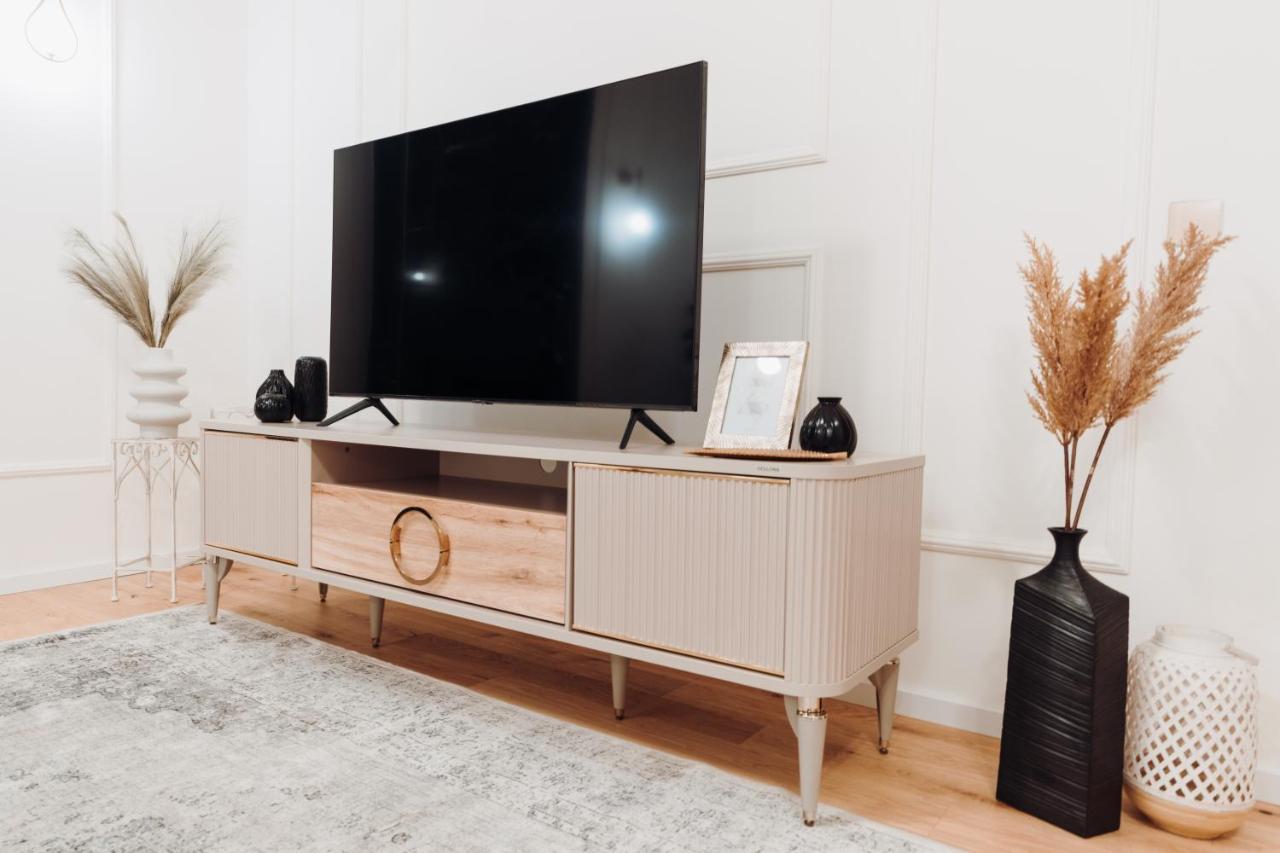 Fabulous And Fancy City Center Designer Apartment Cluj-Napoca Esterno foto