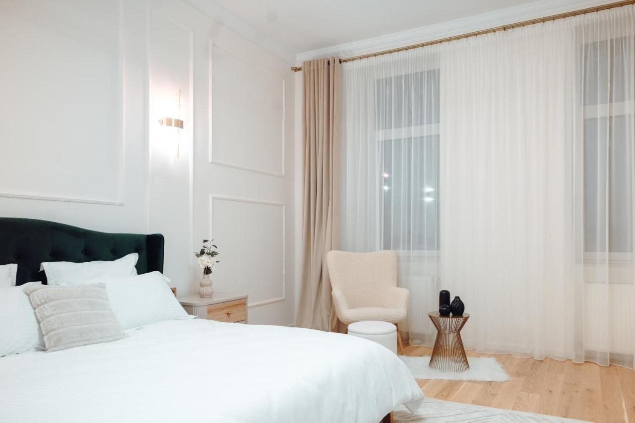 Fabulous And Fancy City Center Designer Apartment Cluj-Napoca Esterno foto